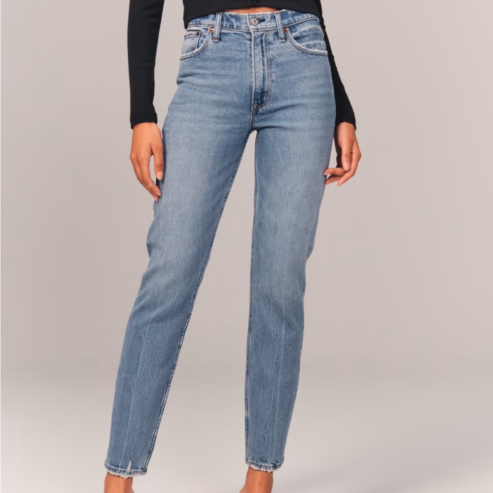 A&F The mom high rise jean
